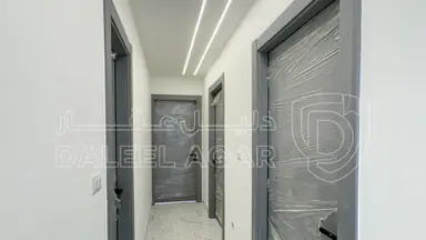 شقة في  قرب جامعة البتراء- طريق المطار (طريق&nbsp;الخدمات) - 120,000 دأ - صورة NaN
